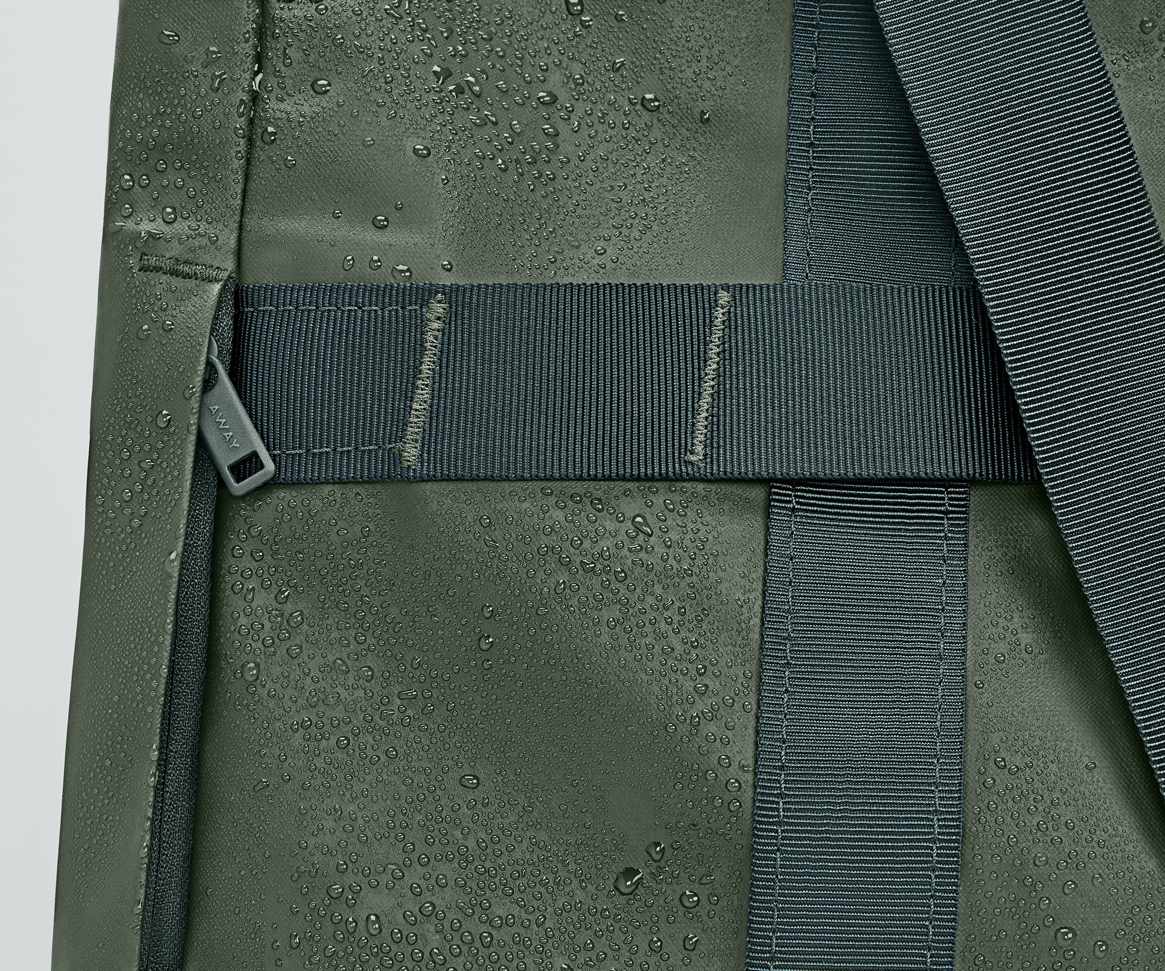 Active Tote 45L in Forest Green - Image 4