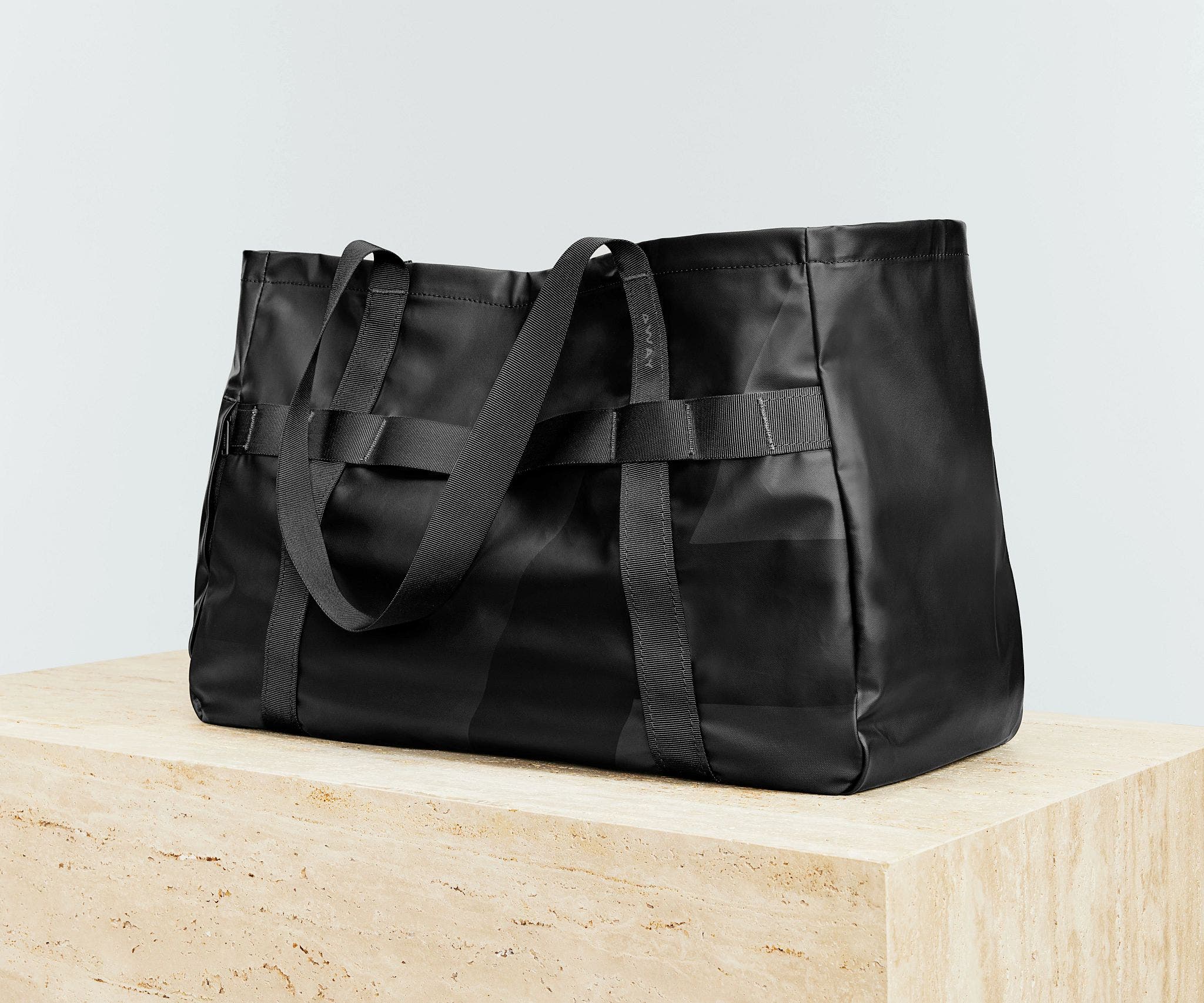 Active Tote 45L in Jet Black - Image 2